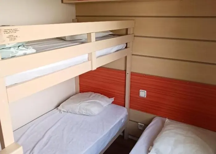 Sejour Normandie, Mobilhome 5p Tv Belle Terrasse Couverte Wifi Climatisation Au Calme Proche Riviere Camping Ivry-la-Bataille